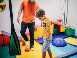 Read more about the article Zimowe dni jako przestrzeń do domowego treningu sensorycznego